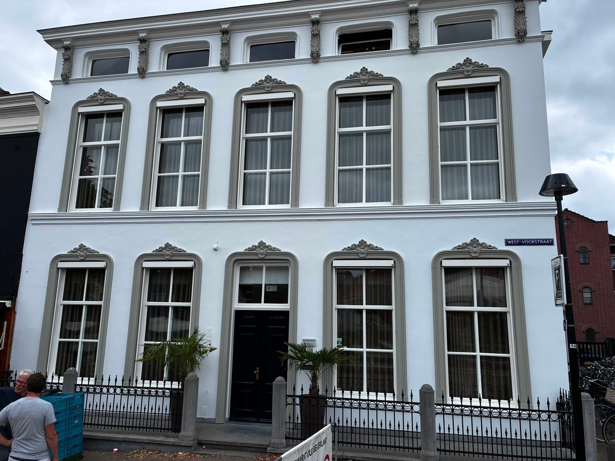 Volledig gerenoveerde voorgevel van een monumentaal pand met wit stucwerk en herstelde ornamentele raamlijsten, Mourits Schilderwerken