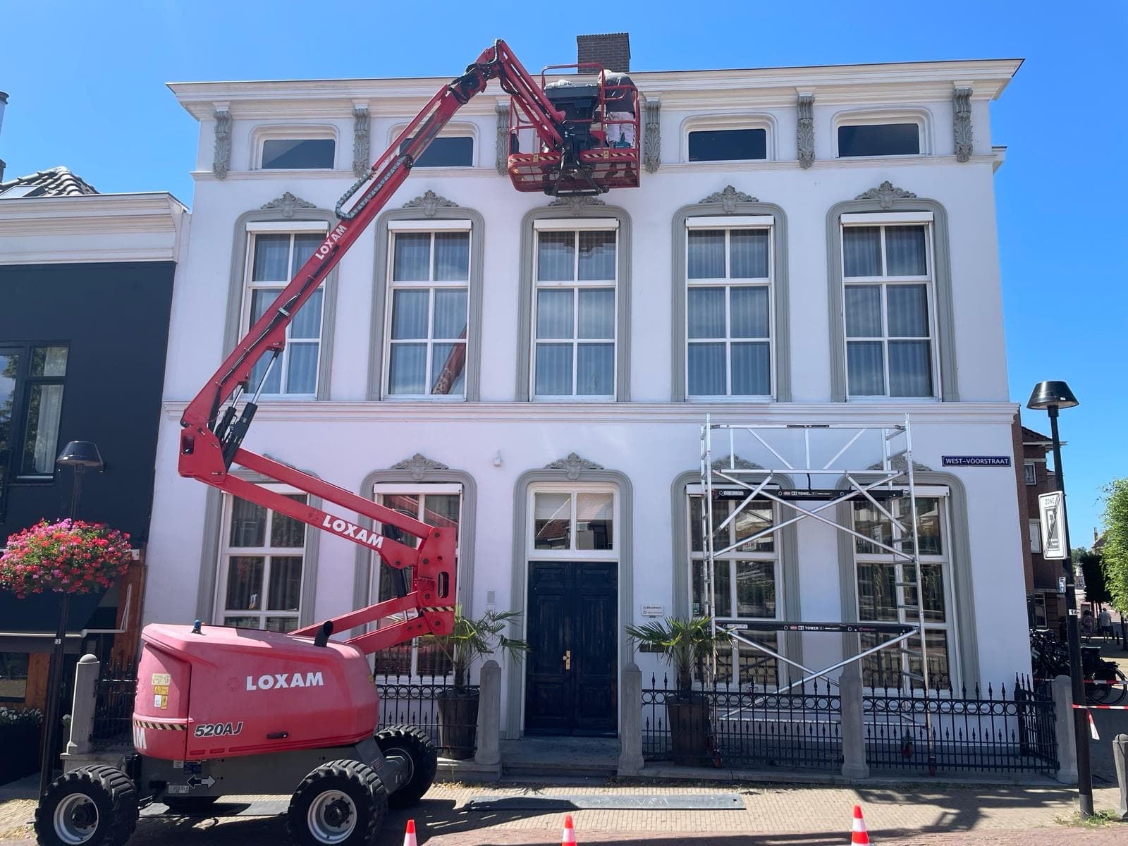 Vooraanzicht gevelrenovatie historisch monumentaal pand met hoogwerker door Mourits Schilderwerken